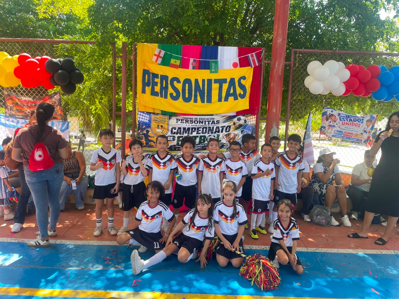 Estudiantes de Personitas en el campeonato de fútbol