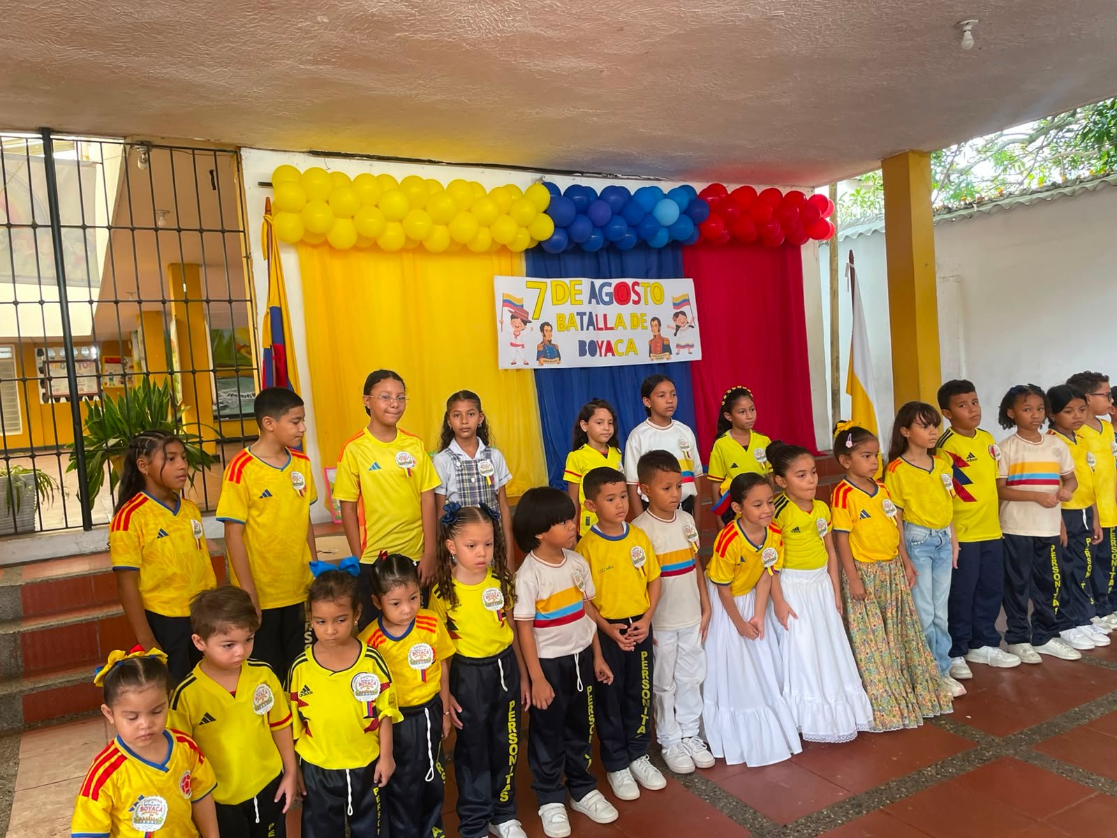 Estudiantes de Personitas en una celebración de la identidad colombiana