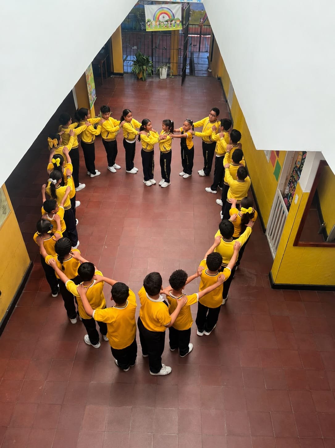 Estudiantes de Personitas formando un corazón