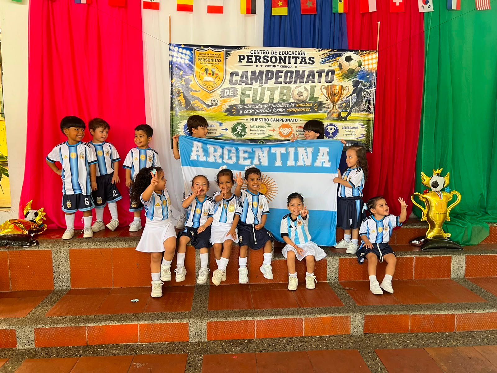 Niños de Personitas en una actividad deportiva