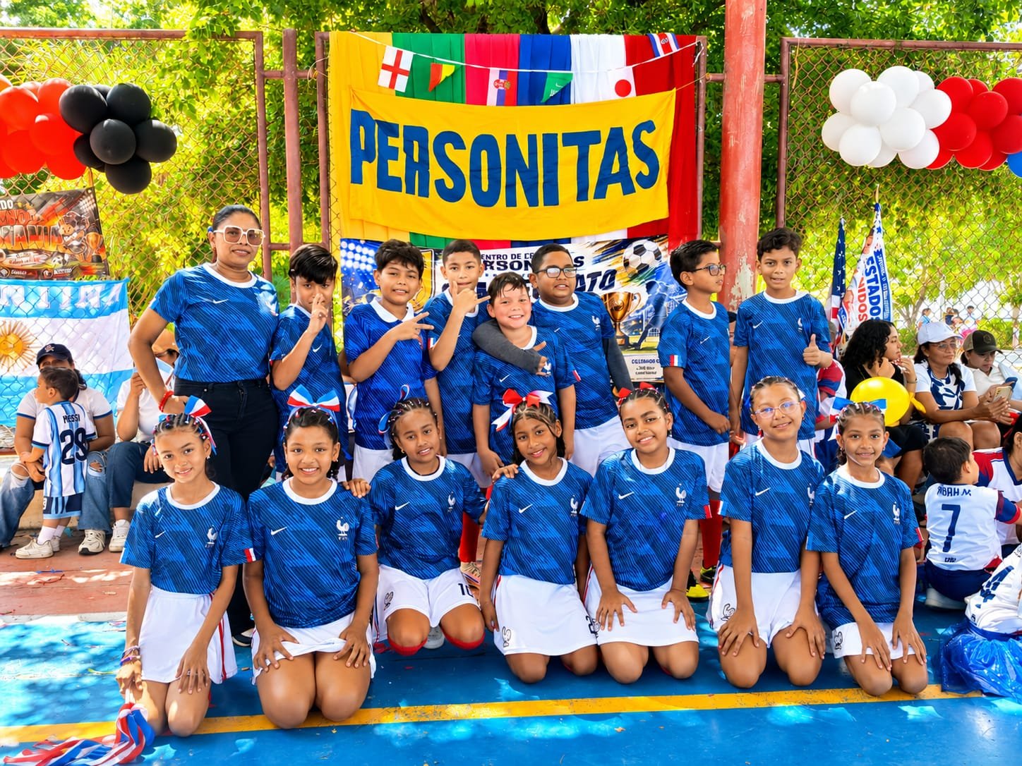 Estudiantes de Personitas reunidos en una actividad escolar